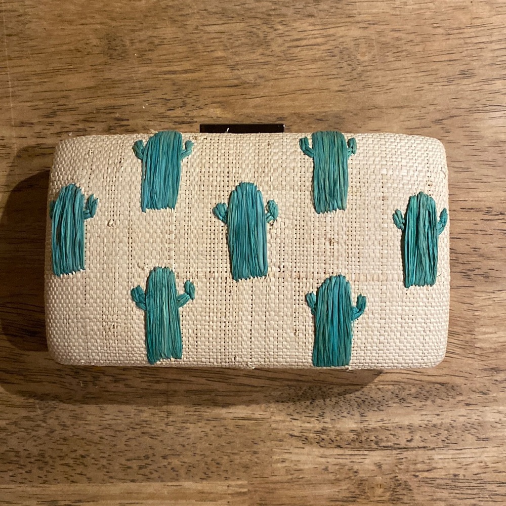 Straw clutch with gold chain